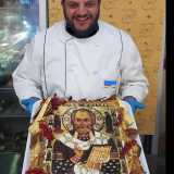 Prima di salutarci Fabio ci mostra con soddisfazione una foto: raffigura la torta che ogni anno gli viene commissionata in occasione della festa di San Nicola 
